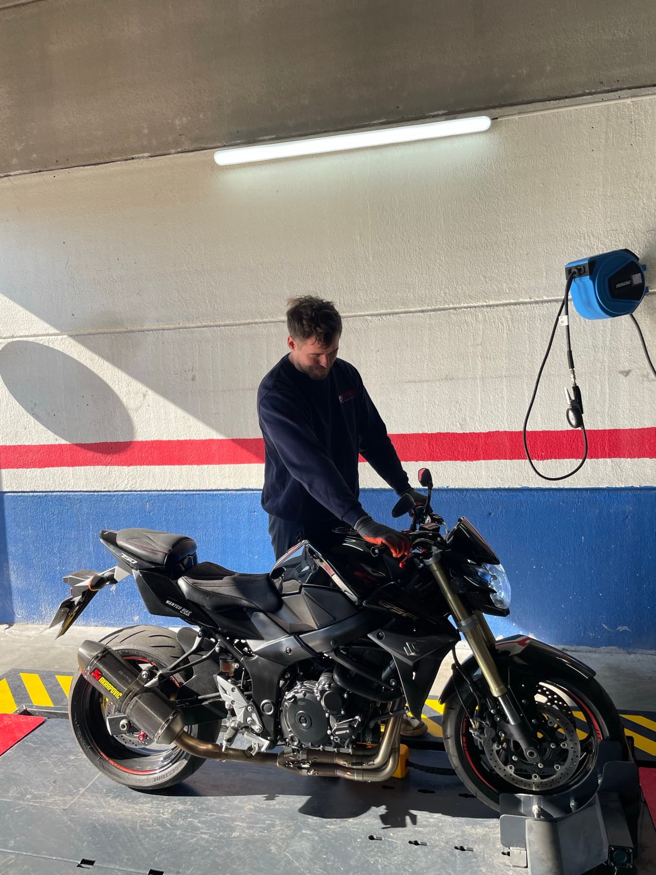 Un contrôleur du centre Motovision Seclin prend en charge une moto à son arrivée